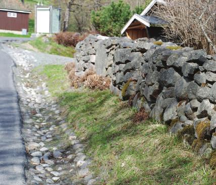 MUR OG TERRENG Kant gate Vannrenne Natursteinsmur med hekk på baksiden I Øvrebyens skrånende landskap har husbyggere hatt behov for å anlegge