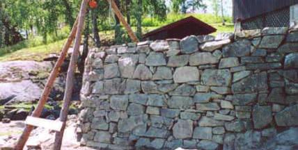 Mur og terreng Med jevn topp og jevn helling kan variert steinmateriale aksepteres. Til venstre: Fint eksempel på mur med avrundede stein.