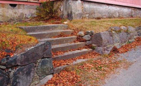 Festningsmurene skal være bygget opp med stein fra gamle grunnmurer i distriktet. Rullestein fra Glommas bredder er lite egnet som murestein.