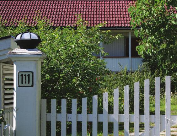 Innramming av hagen Kraftige buskplantinger inntil huset danner en fin forhage.