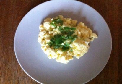 Scrambled eggs Du trenger: to egg og fersk koriander Visp opp eggene med litt vann i en skål.