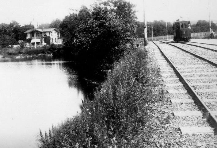 Foto fra ca. 1900 viser Frøensdammene og Slemdalsveien med den opprinnelige banetraseen. Foto: Oslo byarkiv Stasjonsområdet Stasjonen er i dag todelt pga.