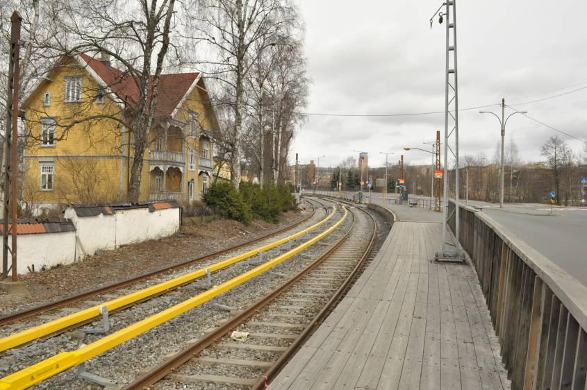Stasjonsområdet sett fra sør med den opprinnelige stasjonsbygningen «Villa Birkely». Foto: Byantikvaren/Høvås 2010 Historikk Gaustad stasjon er en av de opprinnelige holdeplassene på Holmenkollbanen.