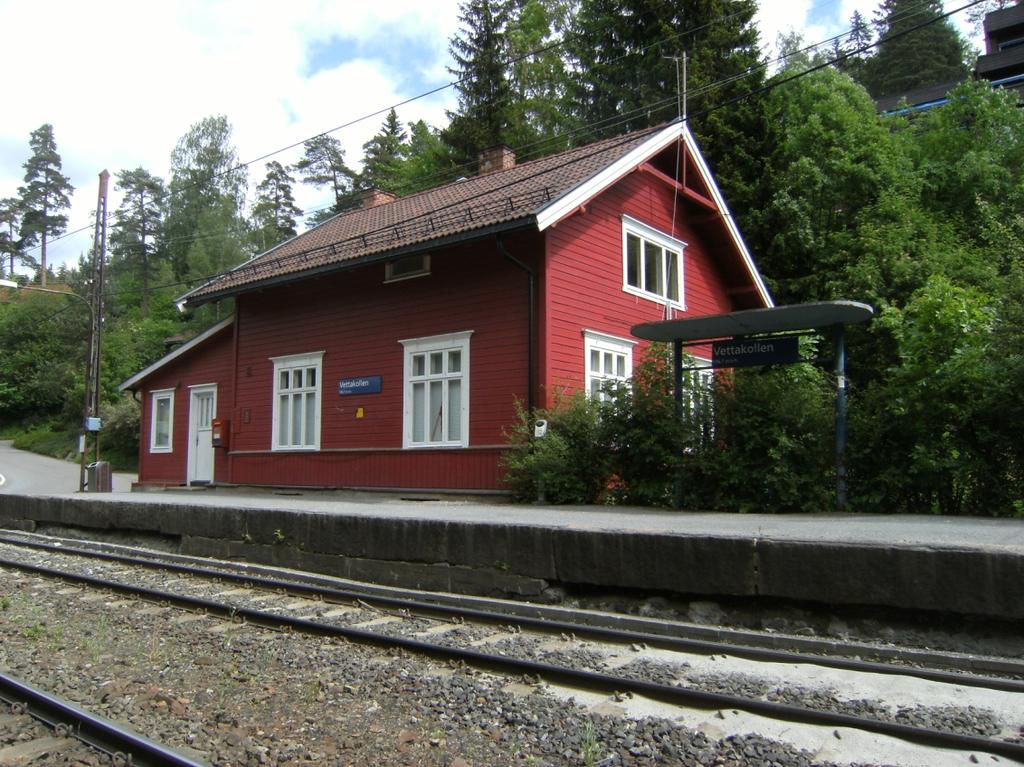 Stasjonsbygningen fra 1907 er, sammen med den på Besserud, de eneste gjenstående stasjonsbygningene fra Holmenkollbanens første byggeperiode.