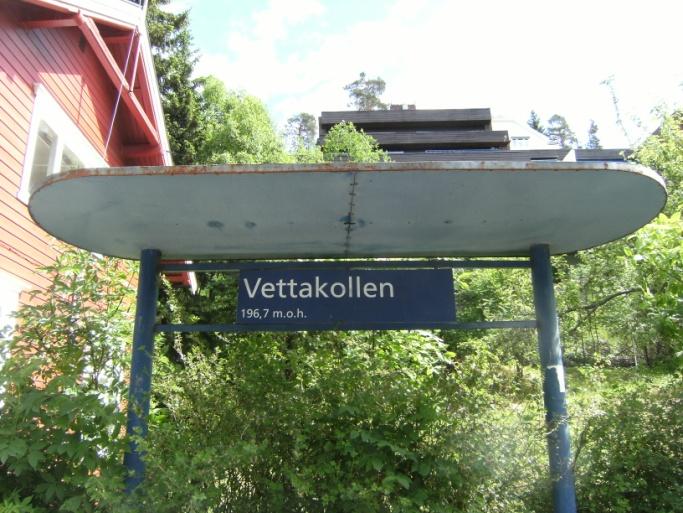 Bygningen bør tilbakeføres til opprinnelig utseende og detaljering. Letak i stål fra 1930-40 tallet finner vi også på Vinderen stasjon.