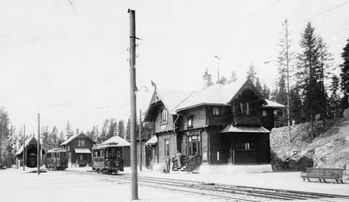 Historikk: «Holmenkollen station» var banens endestasjon frem til forlengelsen i 1916. Da fikk stasjonen navnet Besserud.