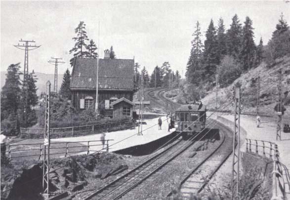 Historikk: Da banen ble forlenget i 1916, fikk den første stasjonen navnet Holmenkollen Sanatorium. Navnet ble i 1919 forenklet til Holmenkollen.