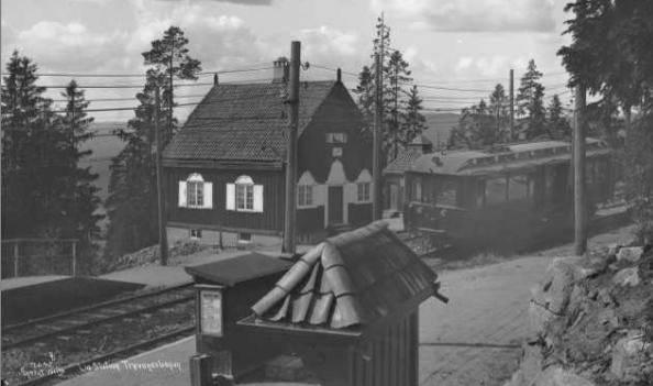 Voksenlia stasjon. Foto: Anders Beer Wilse ca. 1930 (Oslo Museum) Historikk Stasjonen ble etablert i forbindelse med Holmenkollbanes forlengelse i 1916 og het i mange år Lia.