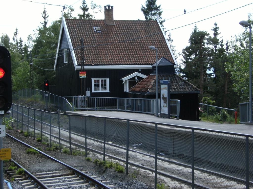 Foto: Byantikvaren/Reusch 2009 Stasjonsområdet: Stoppestedet har to parallelle plattformer, med et enkelt skur fra 1993 på inngående plattform.