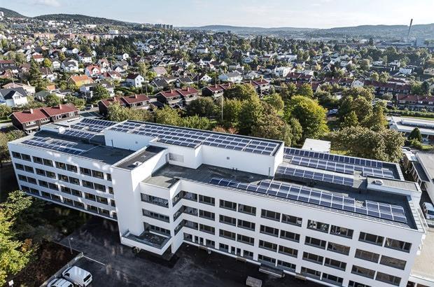 Myter og fakta om solenergi Myte: Det er lite sol i Norge Fakta: Solinnstråling på en horisontal flate i Norge er 700-1000 kwh/m 2 per år. Mest solinnstråling er det naturlig nok på Sør- og Østlandet.