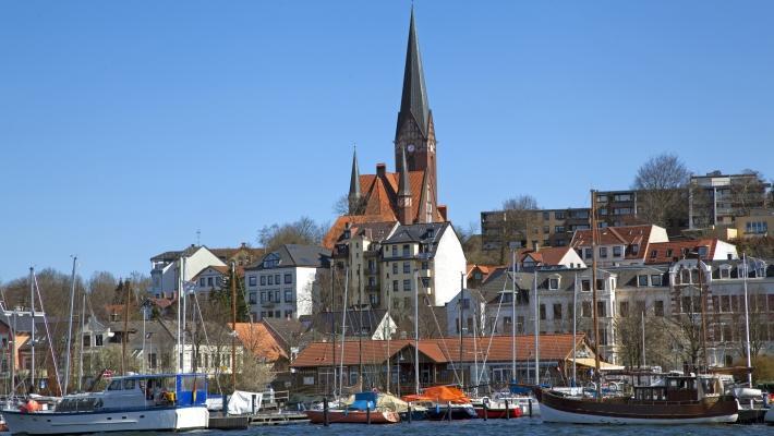Flensburg (9.9 km) Flensburg er en by preget av en gode atmosfære, og da spesielt i havneområdet. Byen er et handelssenter med grensehandel, turisme og sjøfart.