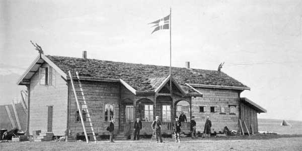 Historie og bakgrunn Navnet Hotellneset stammer fra 1896, da Vesterålens Dampskibsselskab fikk bygget et turisthotell her for sine passasjerer.