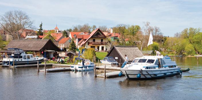 Mecklenburg & Brandenburg Kanalbåtferie i Tyskland Mecklenburg/Brandenburg Inspirasjon til båtferie i Mecklenburg mange mulige avgangsbaser Vannveiene i Mecklenburg i det nordøstlige Tyskland er et