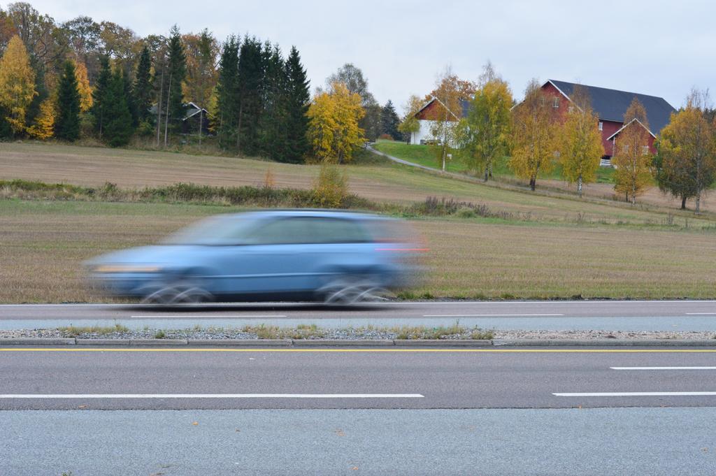 Men når vi ser på figur 4, som har blitt tatt med en lang lukkertid og bilen er på vei til å bli en skygge.