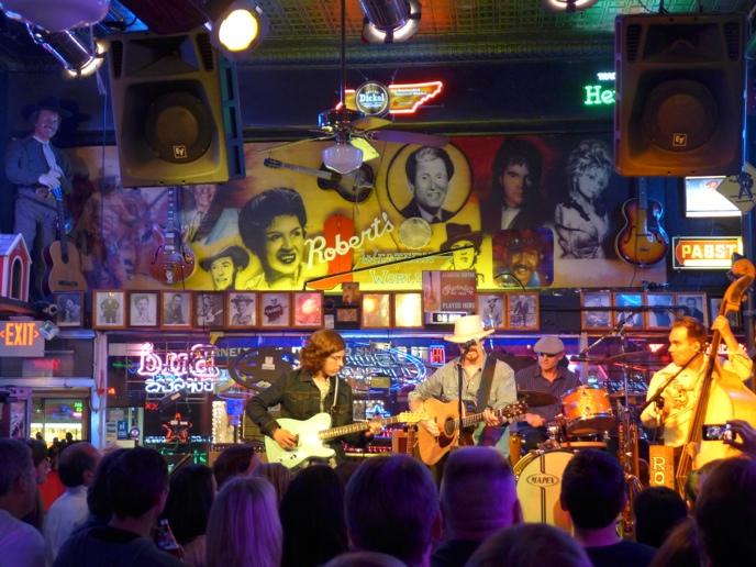 Denne helgen pågår Nashville Boogiearrangementet med bilustilling og musikk. Langs Lower Broadway i Nashville ligger små musikkbarer tett i tett.