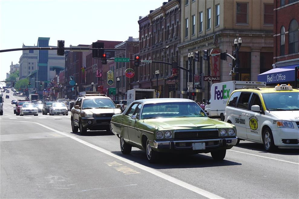 Live-musikk av høy kvlitet er det mye av, hver kveld. Musikere kommer fra hele USA for å spille i Nashville, noen for å opptre i håp om å bli oppdaget, andre for å spille inn plate. Ca 600.