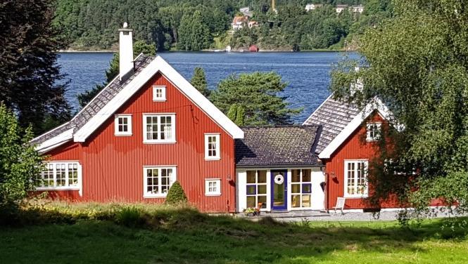 Bergsbygdavegen 237 og 239 ble bygget som to identiske sommerhus.