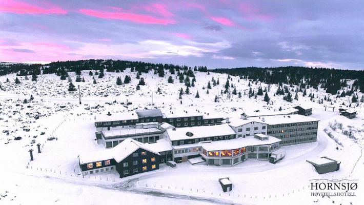 Hornsjø Høyfjellshotel Dette koselige høyfjellshotellet ligger nydelig plassert på Øyerfjellet. Utsikten er storslått og harmonisk med Hornsjøen nedenfor og med utsyn mot fjellene østover.