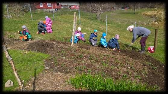 Her de vakre blomster står, her den vesle bekken går; her er mat ved kratt og sti. Et nå godt, du kua mi. Peter A.