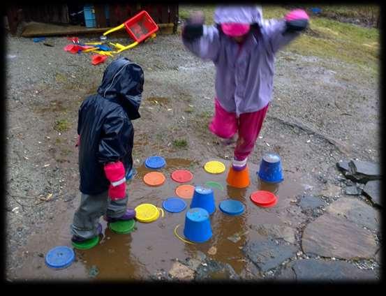 En godværsdag fant Per to barn sittende helt stille ute i hagen. «Hva gjør dere?», spurte han. «Vi kjeder oss. Vi venter på at det skal begynne å regne» lød svaret.