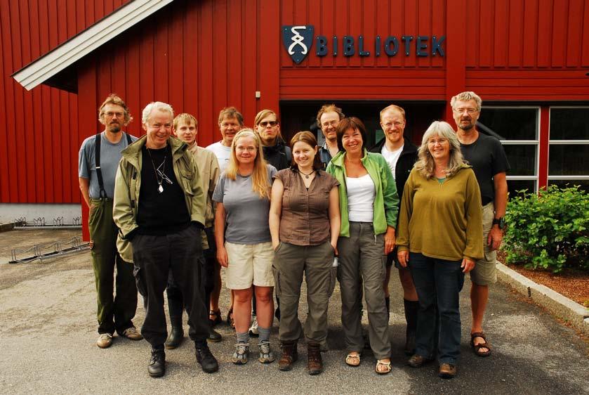 NATUR I ØSTFOLD 27(1-2) 2008 ØBF-turreferater 2007 Under florakartleggingen i Rømskog fikk vi låne skolen som base. Her ser vi de fleste deltagerne utenfor biblioteket i Rømskog, 30.6.2007. Foto: Forbipasserende.