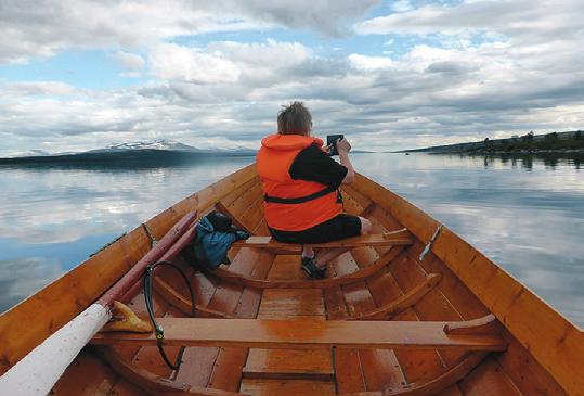 På minicruiset vil det ofte være med lokale fjellguider som orienterer om naturen rundt sjøen.