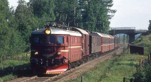 Persontog med El 11, godsvogn for reisegods og en blanding av tre- og stålvogner. Tog fra Gjøvik til Oslo i 1975. Under et eksempel på de lange og ofte tunge ekspresstogene på hovedstrekningene.
