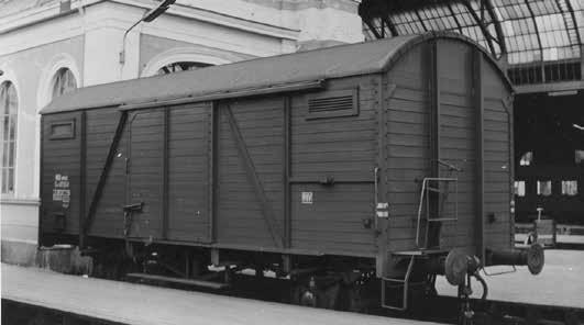 Denne typen ble utviklet av Deutsche Reichsbahn midt på 1930-tallet for å kunne heve hastigheten i godstogene. Vognene fikk derfor akslene plassert lengst mulig ut mot endene.