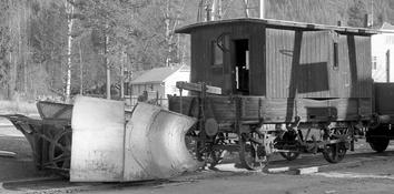 Vognene har bremseskrue plassert ved hjørnet og har hatt bremserhus eller bremsersete. Rjukanbanens tog ble i mange år kjørt håndbremset og denne løsningen er en rest fra dette.