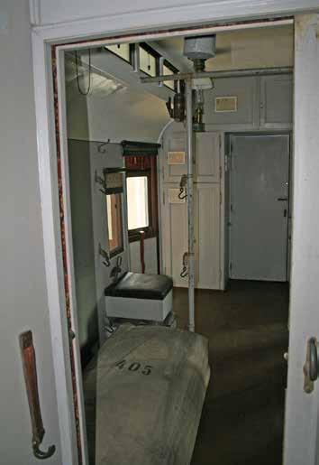 Jernbanen bygget om tolv kareter til sanitetsvogner, og disse ble utruster med materiell og medisinsk utstyr for å kunne foreta førstehjelp.
