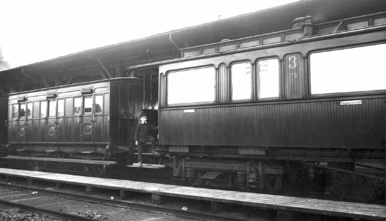 Ny vogn til Rørosbanen, litra Bo nr. 214, klar for levering i 1885 med Skabo Jernbanevognfabriks arbeids stokk oppstilt for fotografering. Vognkassen til denne vognen er bevart av Setesdalsbanen.