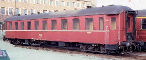 B10 25002 på Bodø stasjon i 1983. Under hensatt på Hamar stasjon i 2013. Foto: Thor Bjerke Co2d (ny) - Bo2d (1956) - B10 (1970) nr.