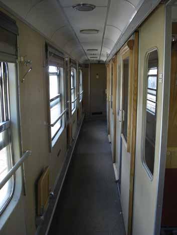 Den har dessuten konduktørrom og avdeling for reisegods, hvor det var et basiskjøkken for togservering. Vogntypen ble hovedsakelig benyttet i fjern- og mellomdistansetog på hele jernbanenettet.