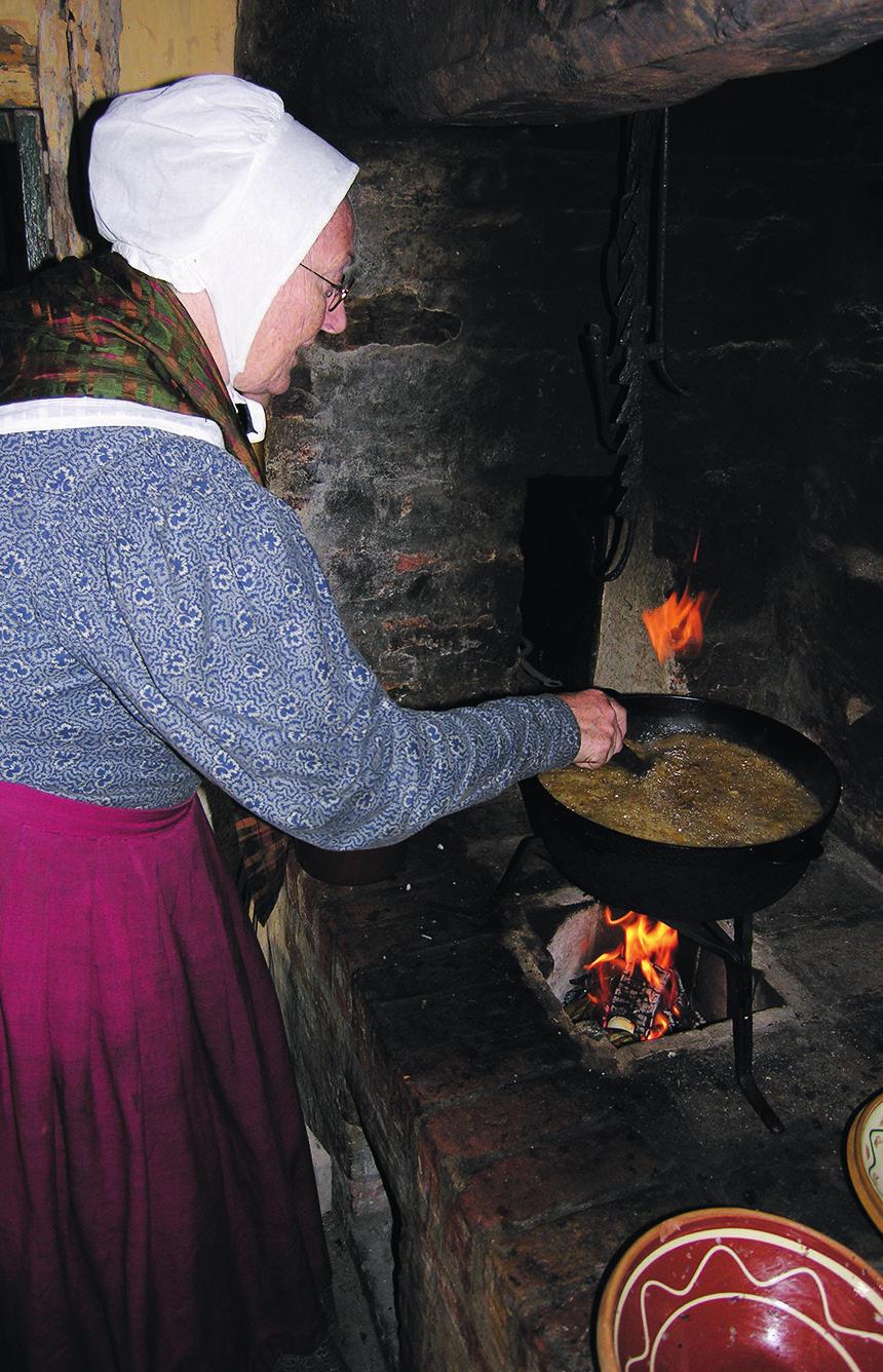 Dramatiseret museumsformidling Fig. 4. Skomagermadammen har fået gang i ilden over kogestedet og laver krydderfedt. Foto: Den Gamle By, 2008. dybde og dimension.