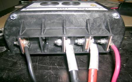 Koble til motorens svarte minus kabel til venstre, så batteriets svarte minus, deretter batteriets pluss og til slutt motorens pluss kabel. (Demonter i motsatt rekkefølge om nødvendig).