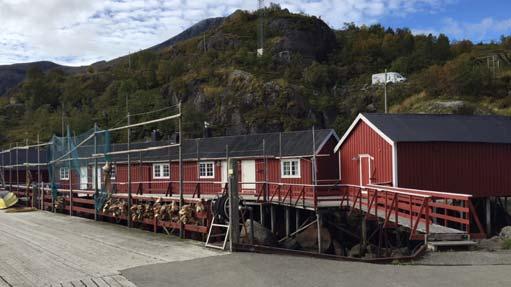 Café og restaurantbygning på Nusfjord, Flakstad. Område med til dels omfattende enkeltbygninger i tre i et ellers tett trehusmiljø. Figur 5.