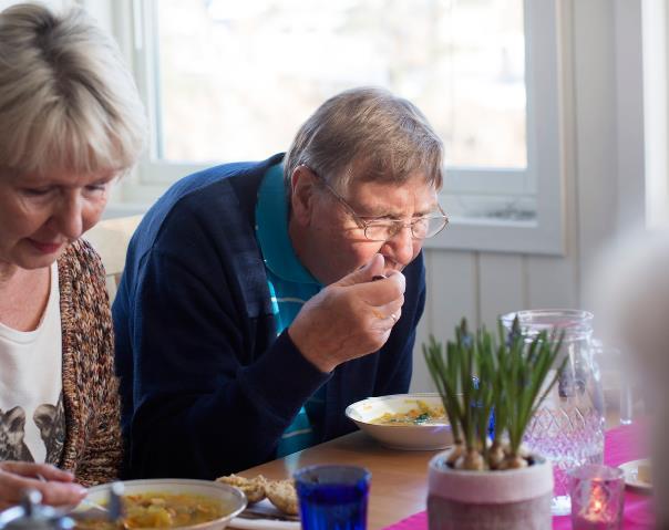 Mat og ernæring til eldre - en oppsummering av kunnskap og forskningsresultater Prosjektgruppe: Benedicte H