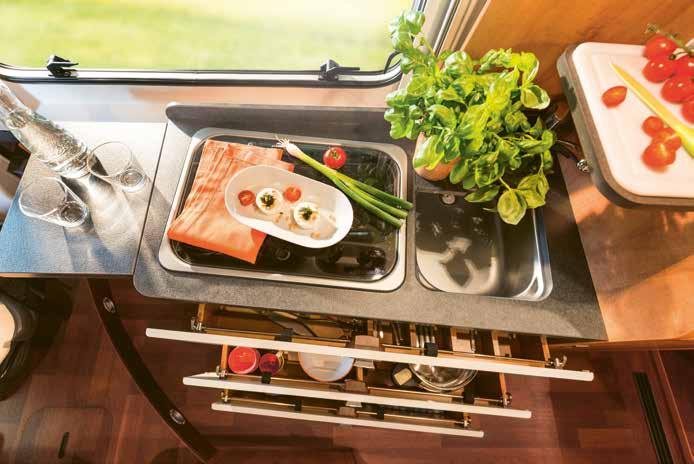 LAGE MAT Dine fordeler: Utvidet kjøkkenoppbevaringsrom ved forrådsuttrekk i den overforliggende sittebenken Det eksklusive, energieffektive absorberkjøleskapet utviklet for Malibu med AES (Automatisk