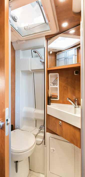 < Vaskeservant, speil, badskap, toalett, dusj alt kan benyttes komfortabelt i det