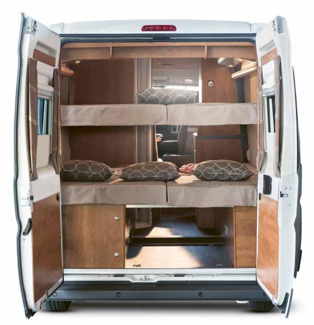 SOVE i Malibu 600 DSB 4 for hele familien < Modellen 600 DSB 4 gir med sin etasjeseng på tvers soveplasser for fire personer.