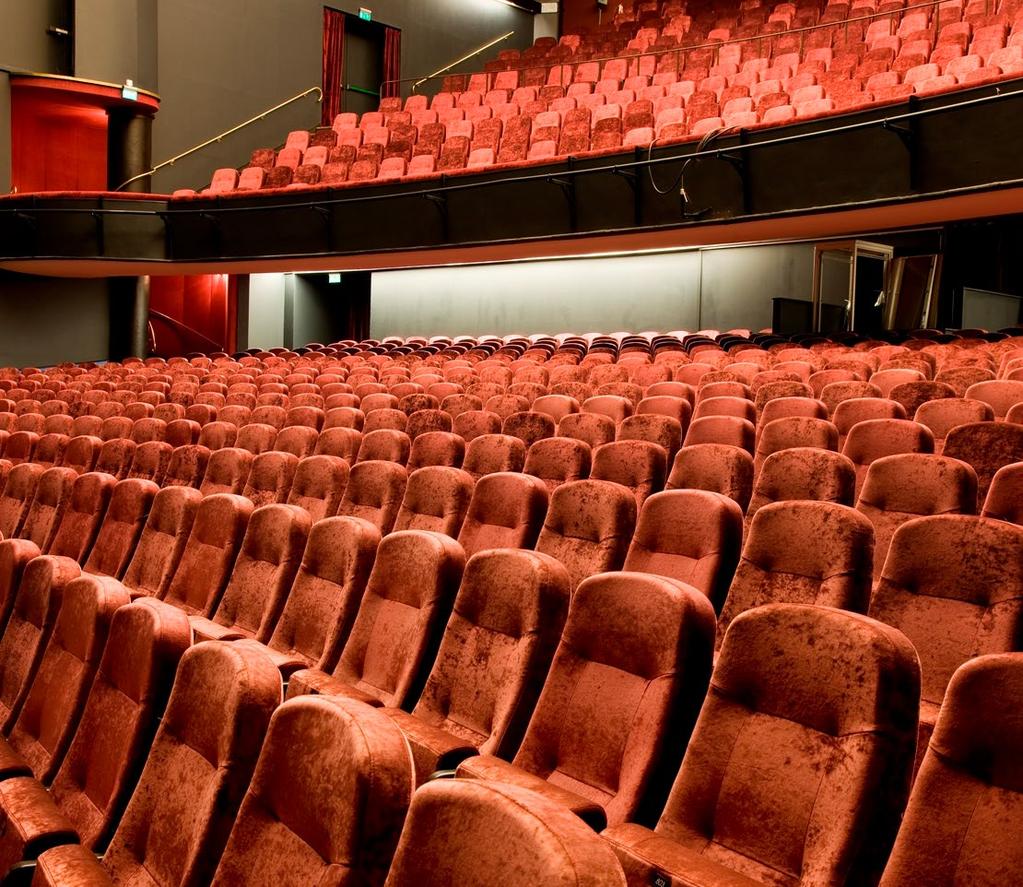 I denne stolen har tusenvis sett Nora gå og hørt Peer lyve. In these seats, thousands have witnessed the drama of Ibsen s play Peer Gynt. Når du har satt deg ned, går teppet opp.