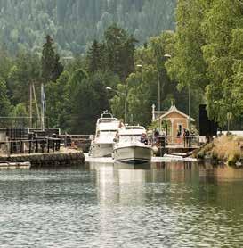 Ved å kjøre fremover og legge roret hardt i retningen mot bryggen vil hekken svinge utover helt til du har klar bane rett akterut og personen på fordekket kan slippe springet og hale det inn.