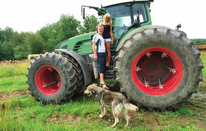 Maamajandus oktoober 2010 KOGEMUS PRIA 5 Tiit oma esimese ostu, Fendti traktori juures koos elukaaslase Kristinaga. Ka Kristina on lõpetanud maaülikooli ja omandanud magistrikraadi.