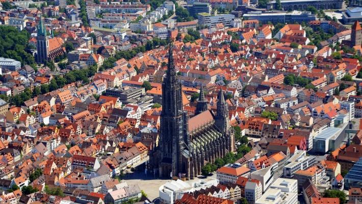 Tiergarten Ulm (2.4 km) En interessant utflukt ved Ulm er byens dyrepark eller Tiergarten. I dyreparken kan dere oppleve livet i elven Donau uten at få våte føtter.