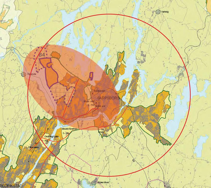 Illustrasjonen viser at Kalnes områdene, og rød sone, der næringsforeningen anbefaler nye utviklingsområder, ligger i samme avstand fra sentrum, som områder innenfor tettstedsgrensen mot øst.