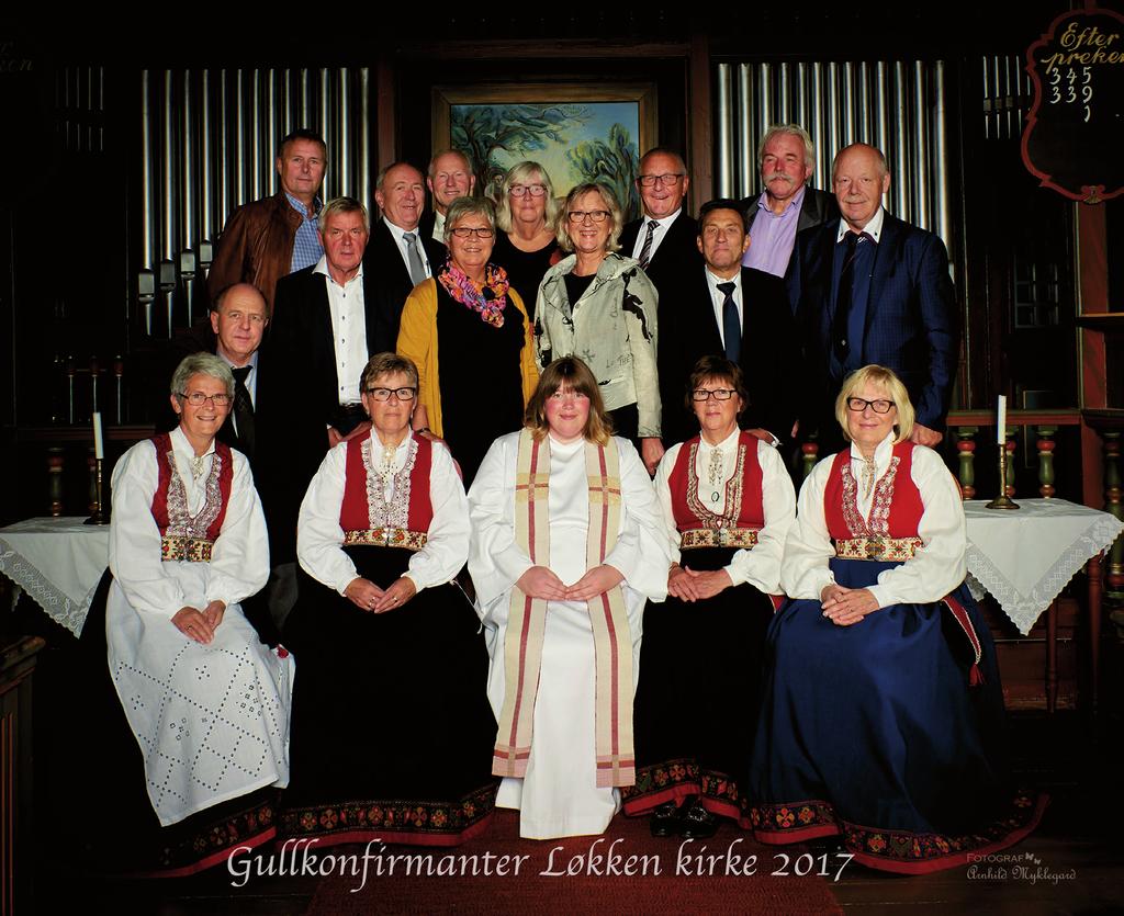 Fotograf Arnhild Myklegard tok fine gruppebilder av 50-årskonfirmantene i etterkant av gudstjenestene.