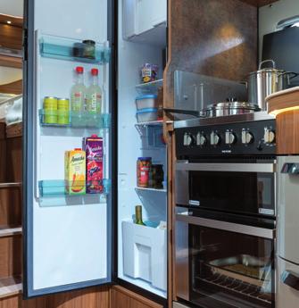 vindusdeksel. Mye oppbevaringsplass takket være den nye vinkelformen på kjøkkenet, med seks skuffer og ekstra kjøkkenbenk.