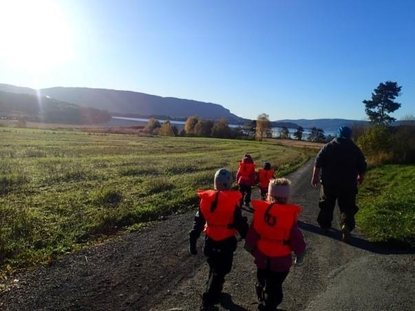 Da tar vi fatt på november! Vi har selvfølgelig mange planer denne måneden også! Det store som skal skje i november, er slakting. Dette skal vi forberede barna på så godt vi kan.