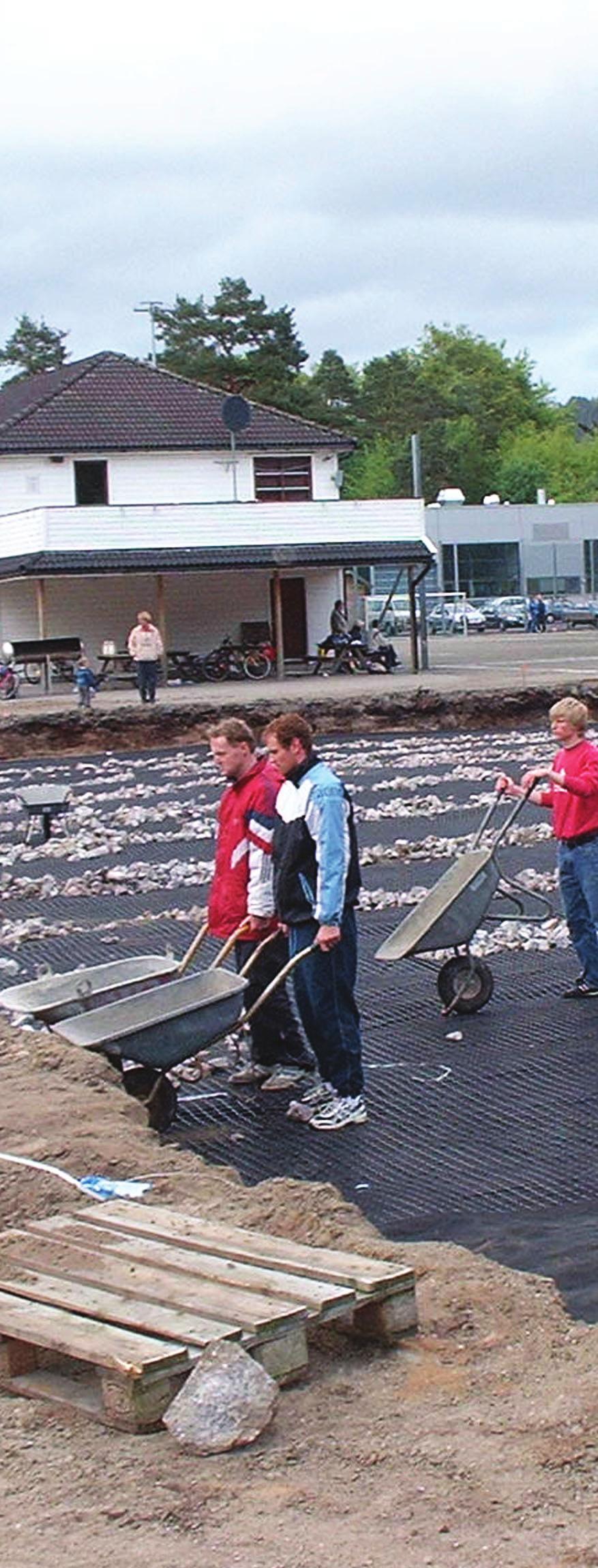 0 32 knust fjell Dugnad på kunstgressbane, Lyngdal stadion Kl.