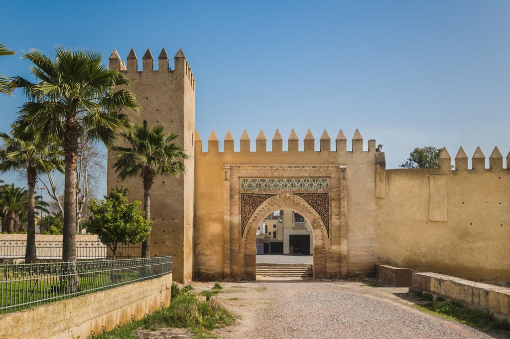 Dagsprogram moské. Etter lunsj reiser vi videre til Rabat, som er landets administrative hovedstad. Her vil vi besøke Kasbah Oudayas, samt gjøre et stopp ved Hassanstårn og mausoleet til Mohammed V.